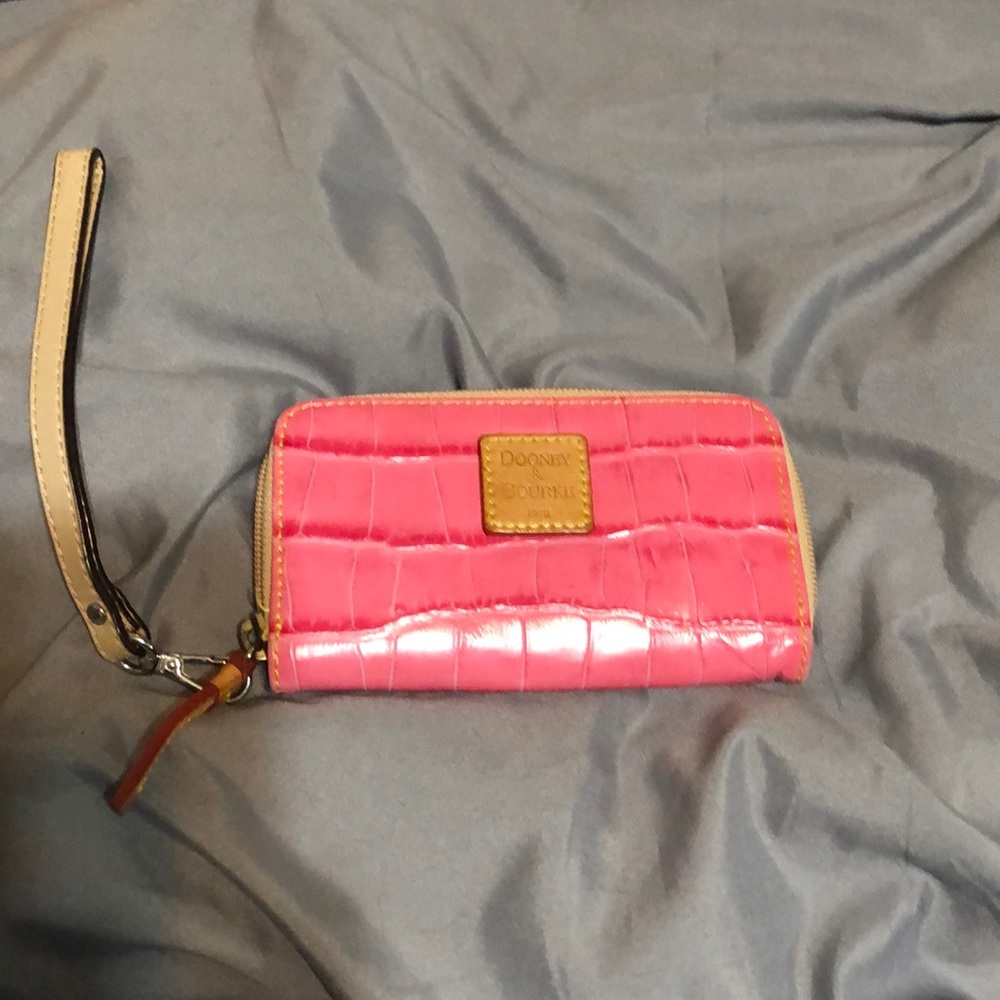 Dooney and Bourke east/west wristlet